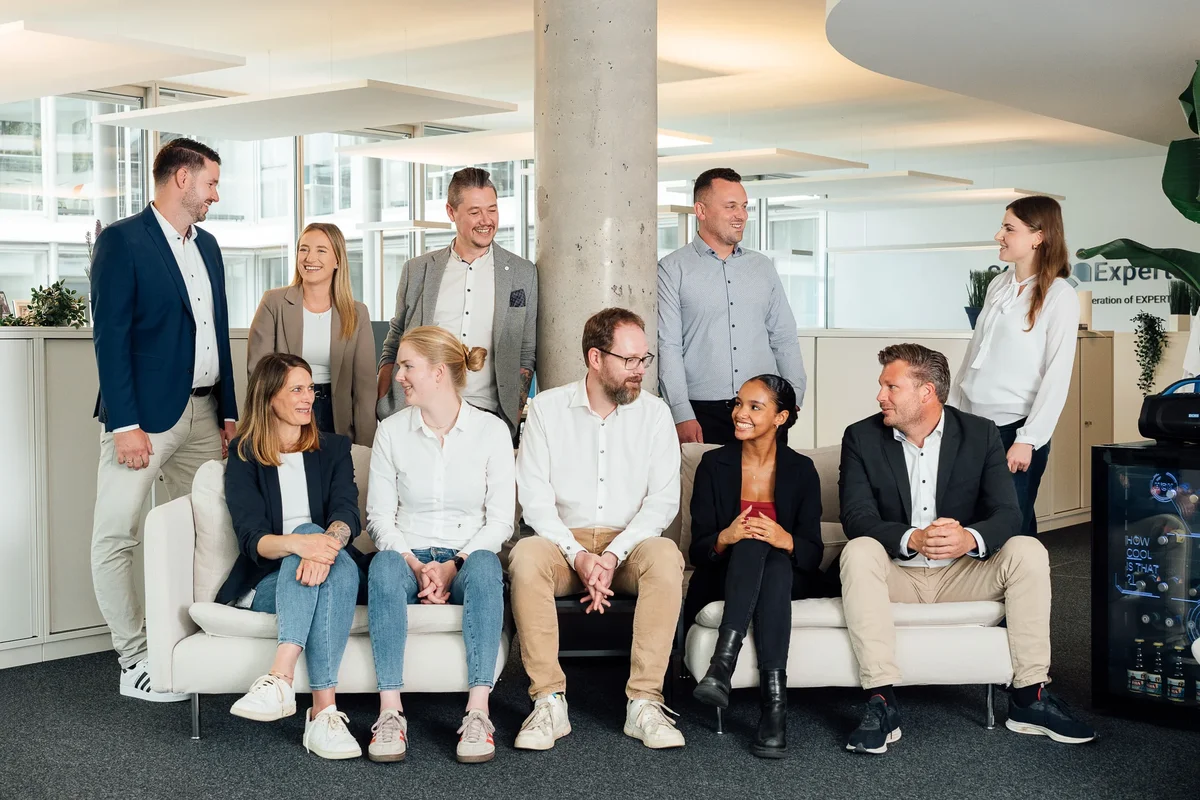 Erfolgreiches Team feiert gemeinsamen Projekterfolg bei SOA Experts