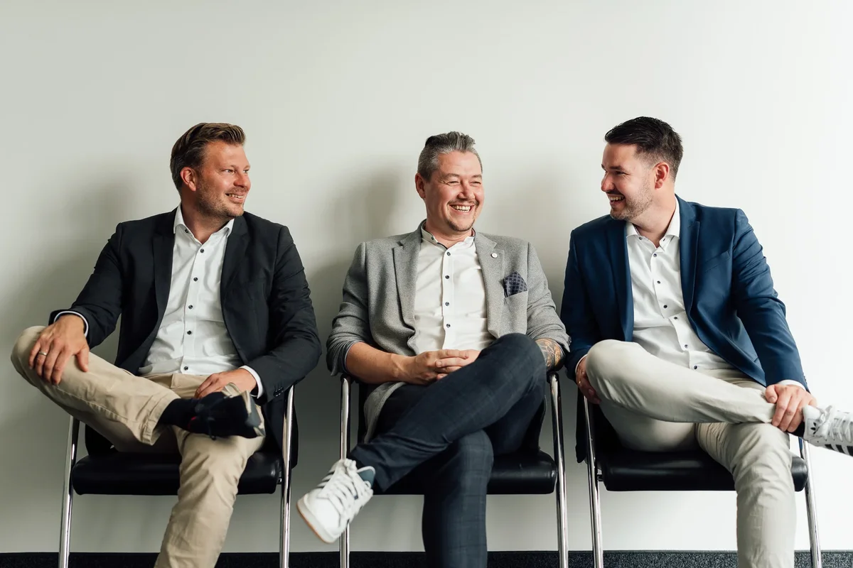 SOA Experts Beratungsgespräch mit Kunden in modernem Konferenzraum