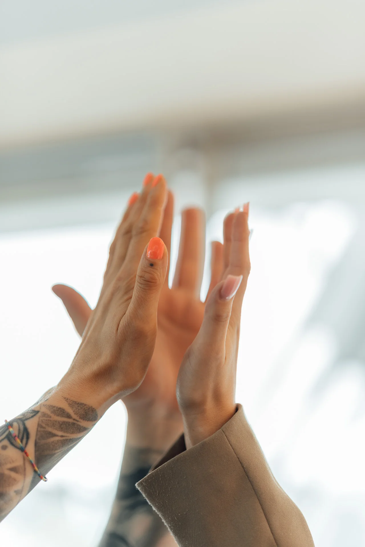 IT-Expertin im Austausch mit Kundenunternehmen