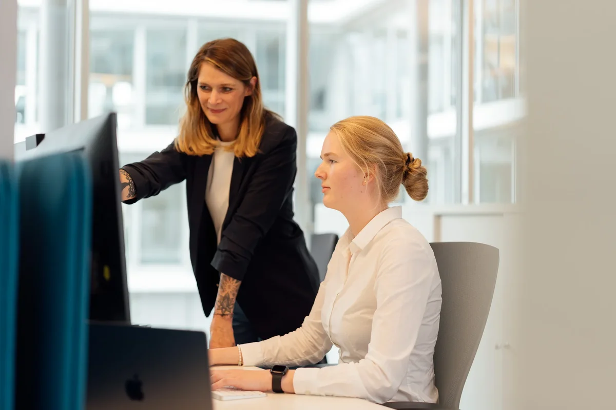 Professionelle Beratung und Zusammenarbeit im modernen Büroumfeld - SOA Experts Recruiting