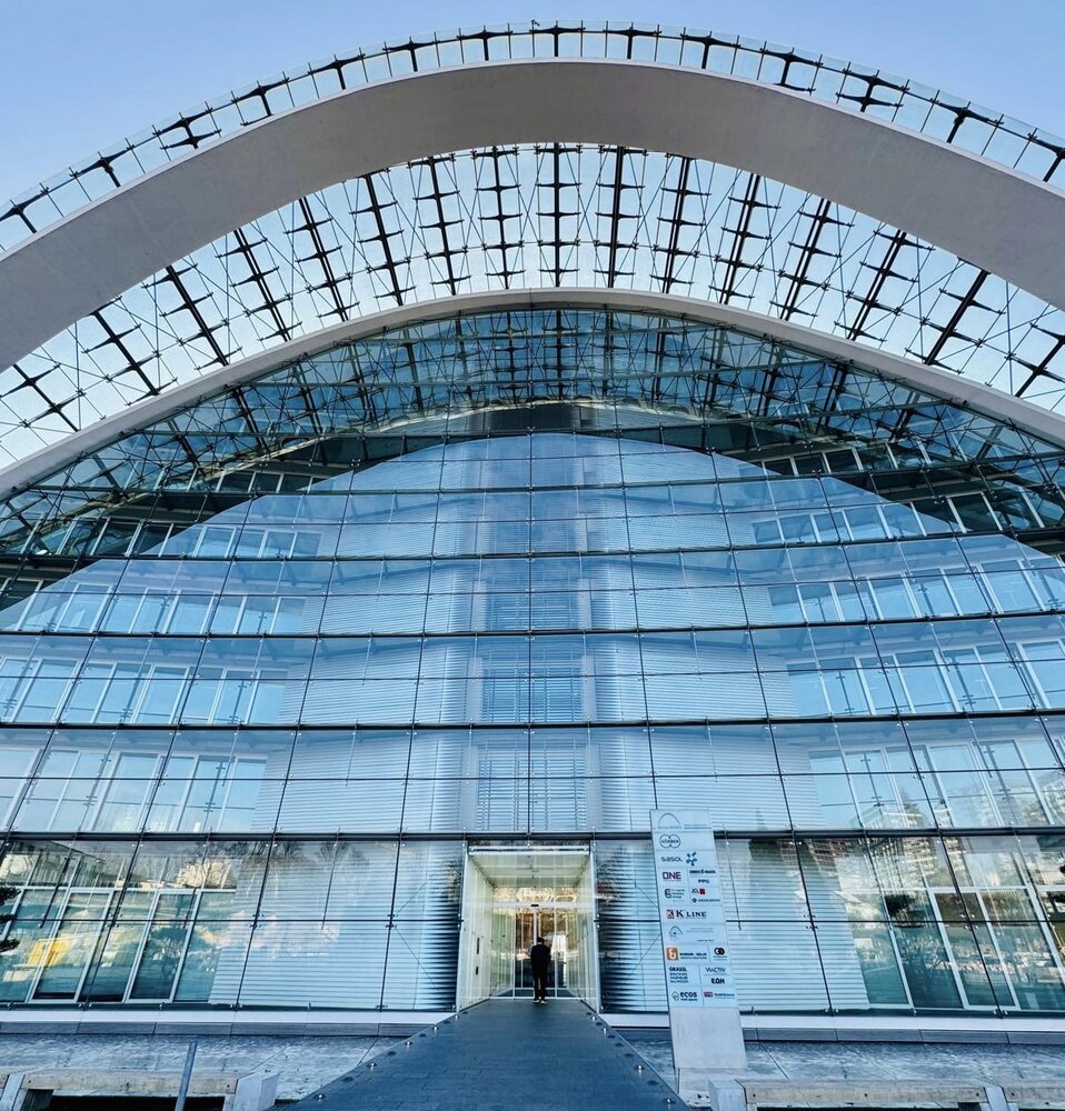 IT-Expertin im Austausch mit Kundenunternehmen